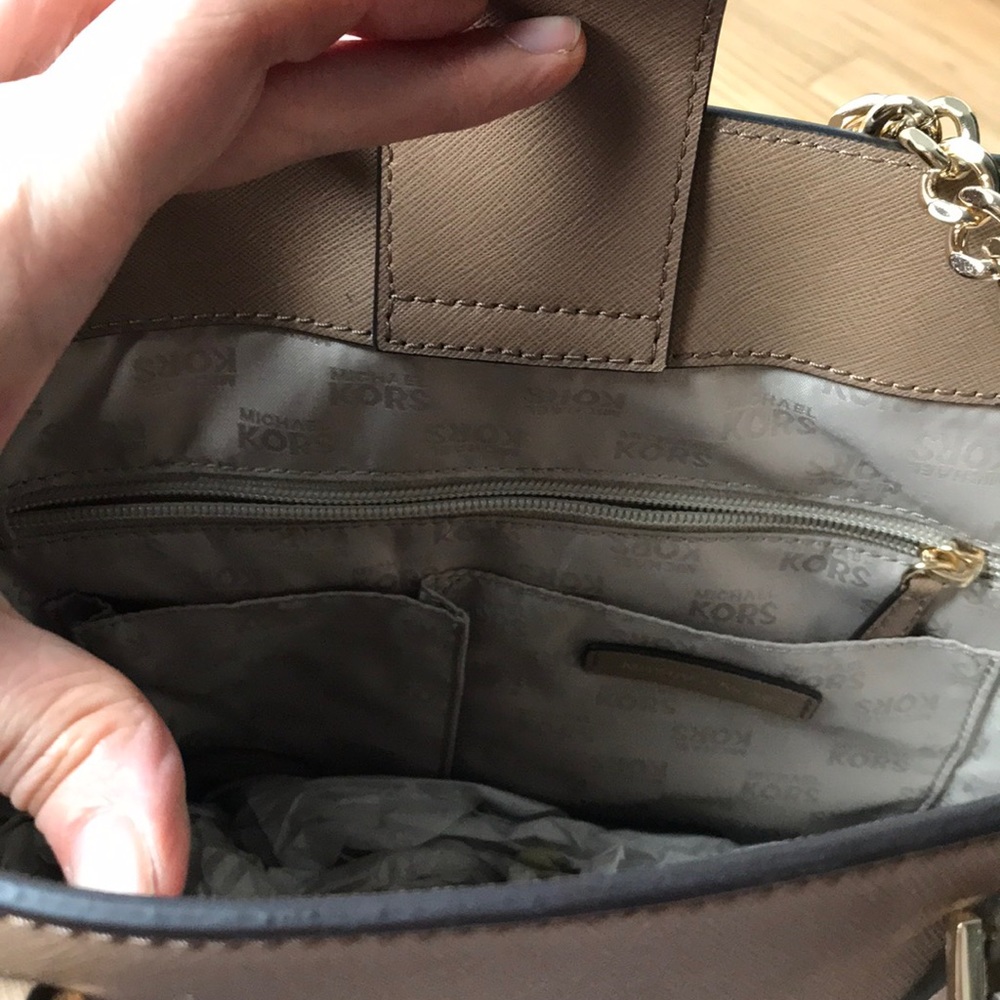 Michael Kors Bridgette Leather East West Bag - Picture 5 of 8